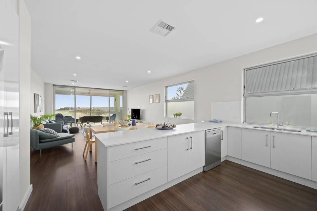 Meander - - C21 Southcoast Holidays Port Noarlunga South